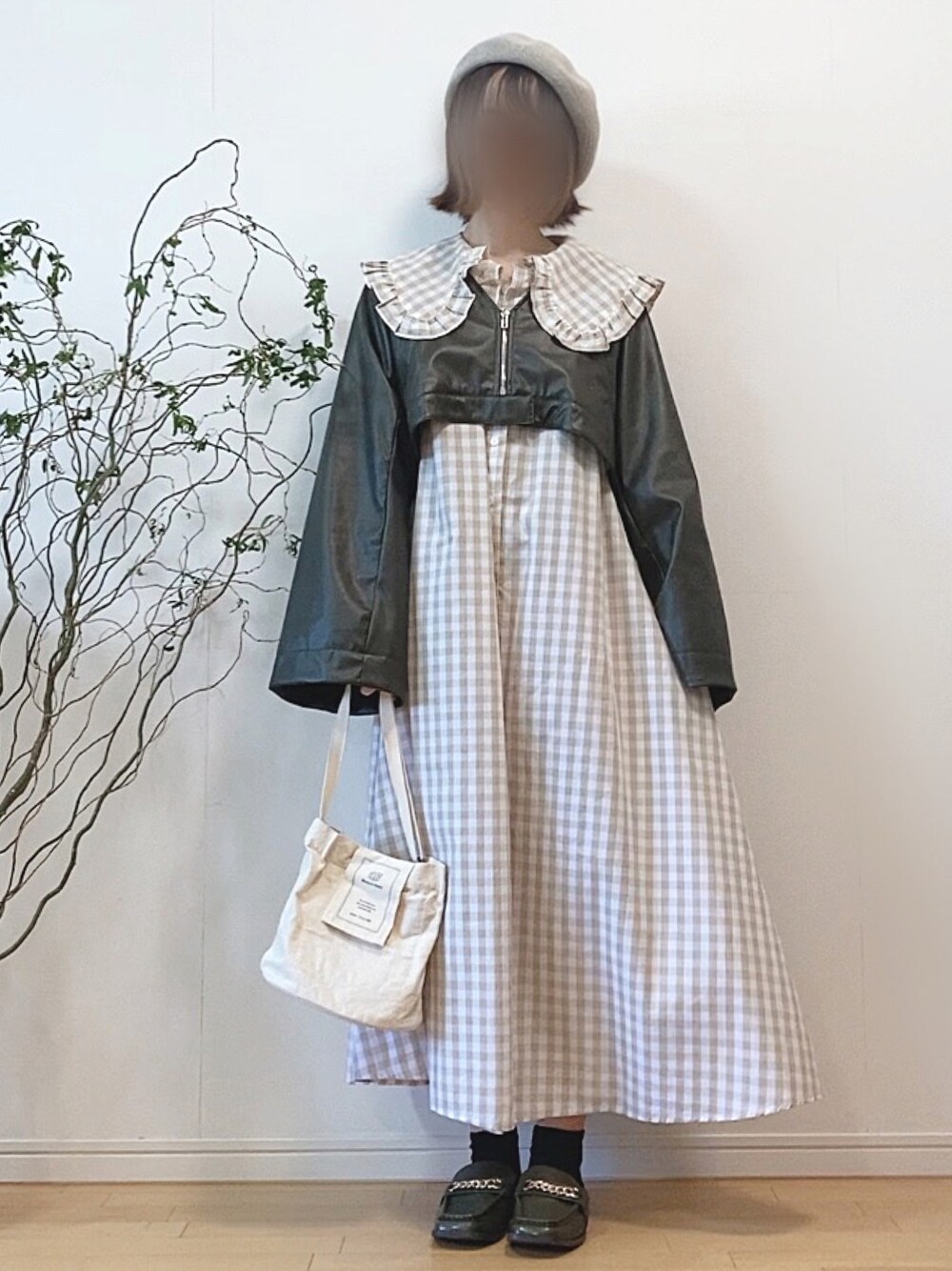「ビッグカラー、襟付きワンピース、チェックワンピース、ギンガムチェック、シャツワンピ、シャツワンピース、エコレザー、レザー、レザージャケット、カーキ、ローファー、バブーシュ、巾着バッグ、ベレー帽、秋トレンド2021」｜「ECRIREの【yun_wearコラボ】エコレザーショートブルゾン＋フレアロングコートセット（ステンカラーコート、ベージュ系）」を使った、mikaさん（レディース・155cm）の夏コーディネートの1枚目の写真