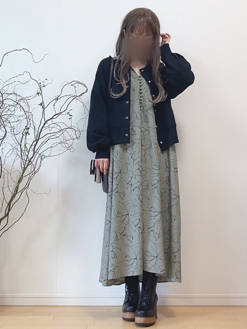 「カーディガン、スウェット、花柄、ショートブーツ、レースアップシューズ、カーキ、ウィッグ、厚底シューズ、きれいめカジュアル、レースアップブーツ、花柄ワンピース、メガネ女子、秋コーデ、スクエアバッグ、だから秋服が好き」｜「ITEMS URBANRESEARCHの2WAYスウェット（スウェット、ブラック系）」を使った、mikaさん（レディース・155cm）の秋コーディネートの1枚目の写真