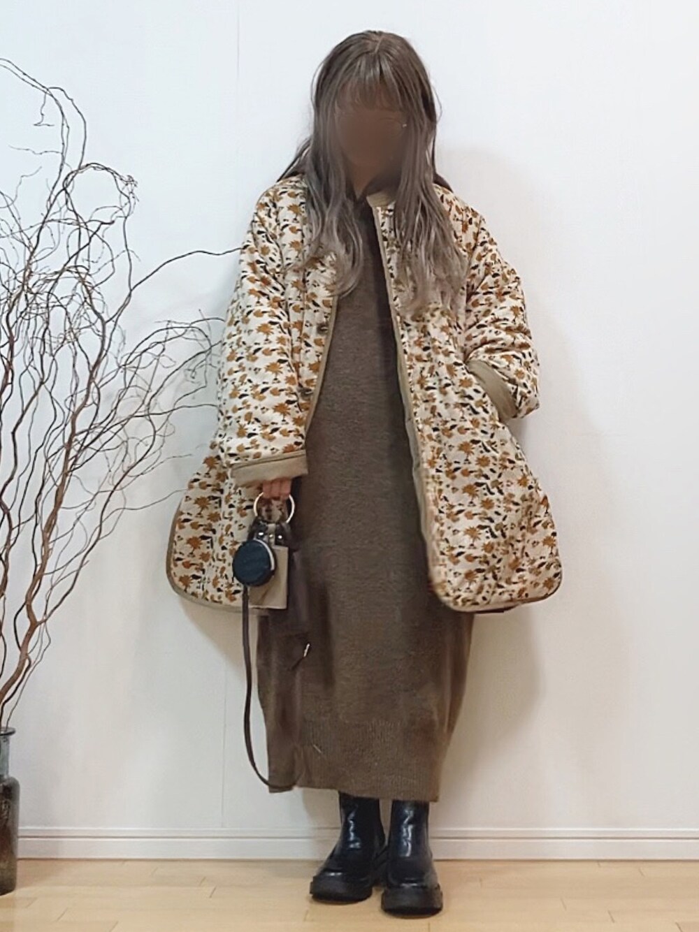 「クリスマスに着たい服、マイベストコーデ2021、花柄、キルティングジャケット、ノーカラーコート、ニットワンピース、パーカー、ブーツ、サイドゴアブーツ、ミニバッグ、しまむら、ブラウン、休日スタイル、ビッグシルエット」｜「UR Lab.のUR Lab.　柄リバーシブルキルティングブルゾン（ダウンジャケット/コート、ベージュ系）」を使った、mikaさん（レディース・155cm）の冬コーディネートの1枚目の写真