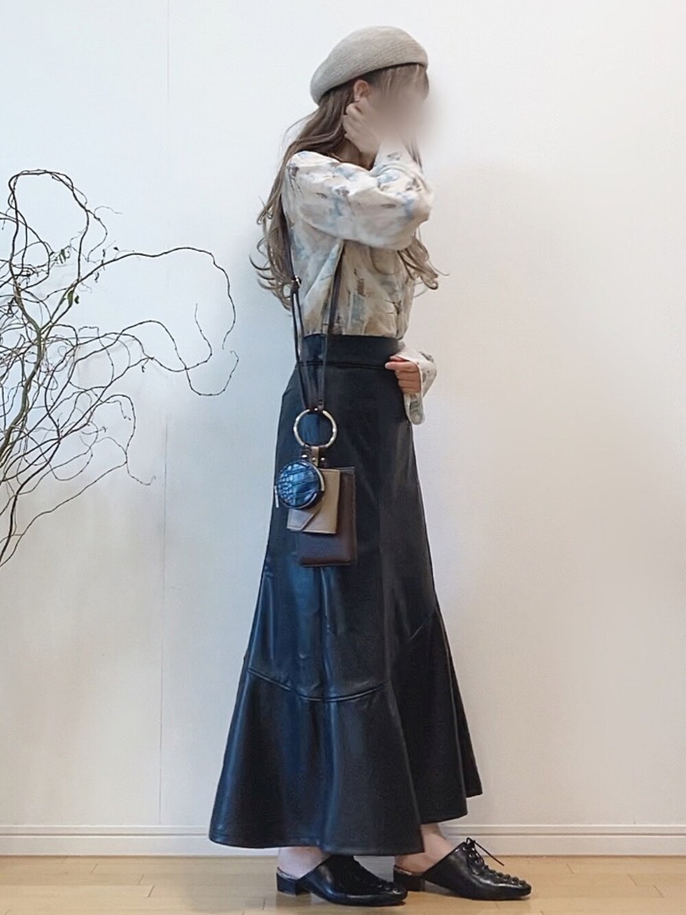 「ベレー帽、レザースカート、レースアップシューズ、ロングスカート、きれいめカジュアル、タックイン、マーメイドスカート、ミニバッグ、秋服、秋コーデ、エコレザー、シアートップス、プチプラ、だから秋服が好き、休日スタイル」｜「COTORICAのエコレザーパイピングマーメイドスカート（スカート、ブラック系）」を使った、mikaさん（レディース・155cm）の秋コーディネートの1枚目の写真
