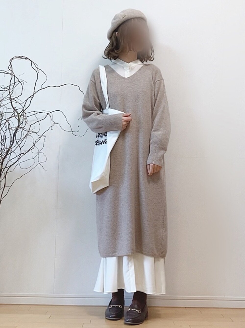 「トートバッグ、ビッグシルエット、ベレー帽、ローファー、ニットワンピース、ウィッグ、シャツワンピ、ロングワンピース、淡色コーデ、ローファー×靴下、秋コーデ、淡色女子」｜「URBAN RESEARCH ROSSOの【一部WEB限定カラー】カシミヤ混ラムウールVネックニットワンピース（ワンピース、ベージュ系）」を使った、mikaさん（レディース・155cm）の秋コーディネートの1枚目の写真