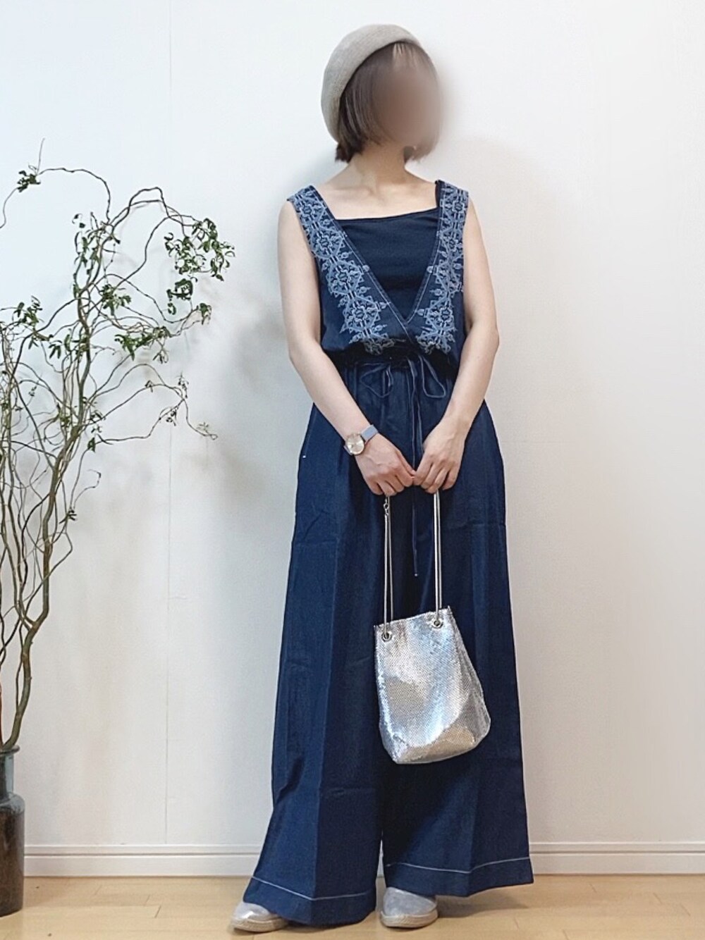 「サロペット、刺繍、Vネック、ベレー帽、巾着バッグ、メタリック、ネイビー、シルバー、休日スタイル、休日コーデ、シンプルコーデ、きれいめカジュアル、オトナカジュアル」｜「URBAN RESEARCH Sonny Labelのクロス刺繍デニムサロペット（サロペット/オーバーオール、ブルー系）」を使った、mikaさん（レディース・155cm）の夏コーディネートの1枚目の写真