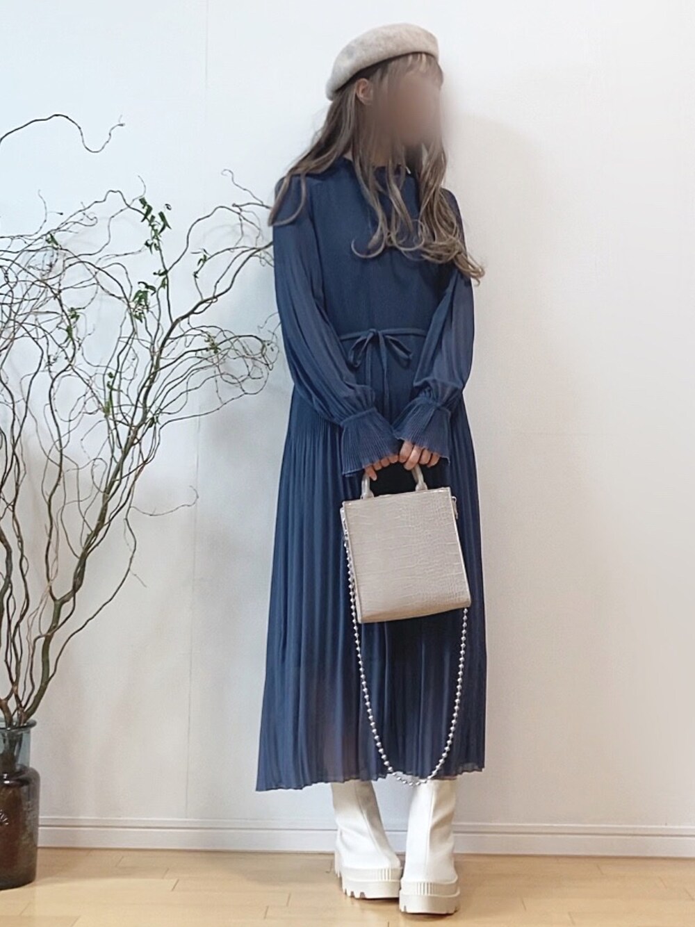 「ワンピース、ブルー、ベレー帽、プリーツスカート、厚底シューズ、プリーツ、きれいめカジュアル、ロングワンピース、ミニバッグ、厚底ブーツ、白ブーツ、くすみカラー、秋コーデ、スクエアバッグ、秋服準備はじめました」｜「URBAN RESEARCH ROSSOのランダムプリーツワンピース（ワンピース、ブルー系）」を使った、mikaさん（レディース・155cm）の秋コーディネートの1枚目の写真