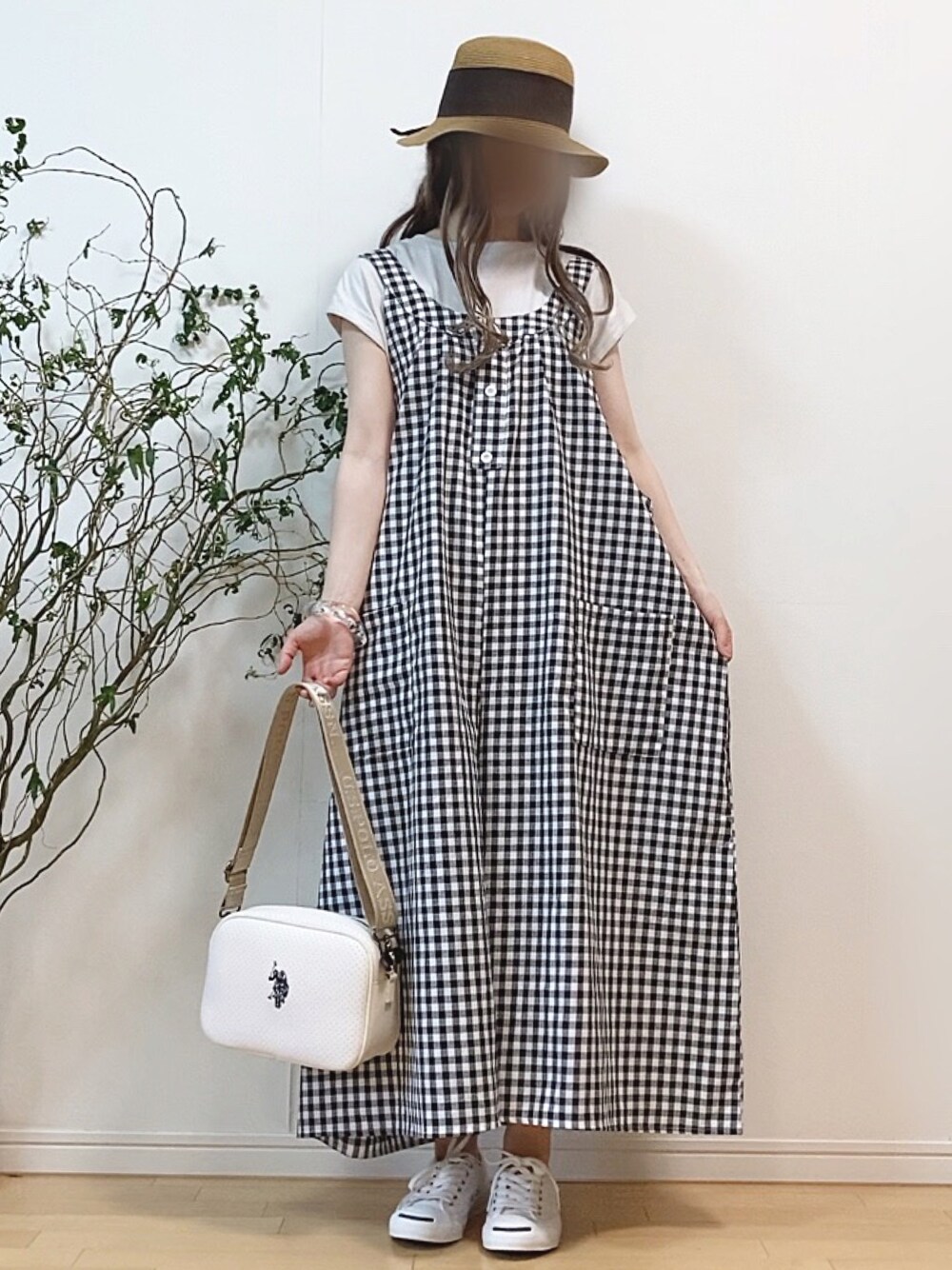 「サロペット、ギンガムチェック、フレンチスリーブ、Tシャツ、ハット、麦わら帽子、コンバース、ジャックパーセル、ナチュラル、ウィッグ」｜「sakishimatokyoの【ZOZO限定】サキシマamp「ギンガムチェックギャザーワイドサロペット」（サロペット/オーバーオール、ブラック系）」を使った、mikaさん（レディース・155cm）の夏コーディネートの1枚目の写真