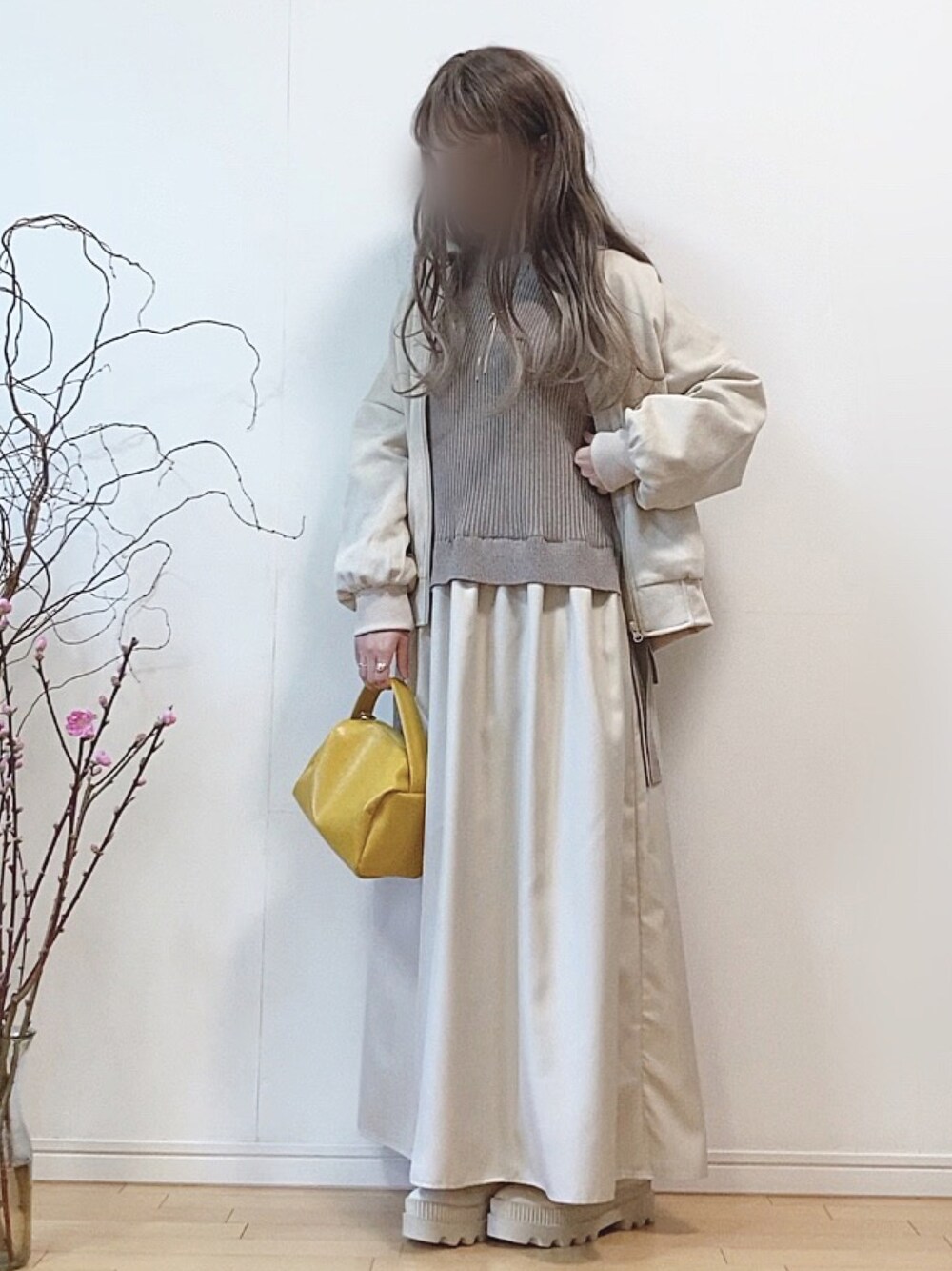 「ブルゾン、レザージャケット、春アウター、シャツワンピース、シャツワンピ、ベスト、ニットベスト、ショートブーツ、厚底シューズ、イエロー、淡色コーデ、淡色女子、レイヤードスタイル、春コーデ」｜「ITEMS URBANRESEARCHのフェイクスエードブルゾン（ブルゾン、ホワイト系）」を使った、mikaさん（レディース・155cm）の冬コーディネートの1枚目の写真