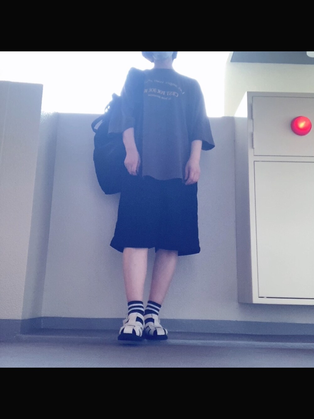 「アツいコーデ全部見せ、休日コーデ、メンズライク、メンズライクコーデ、ロゴT、Tシャツ、ハーフパンツ、コーデュロイパンツ、グルカサンダル、サンダル、ラインソックス、ストリート、モノトーン、モノトーンコーデ」｜「しまむらのアイテム（Tシャツ/カットソー、グレー系）」を使った、mikaさん（レディース・155cm）の夏コーディネートの1枚目の写真