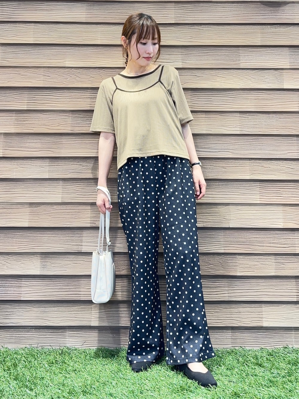 ブラック系のその他パンツ、ブラック系のパンプス、ベージュ系のショルダーバッグを着用したレディースの夏コーディネートの1枚目の写真