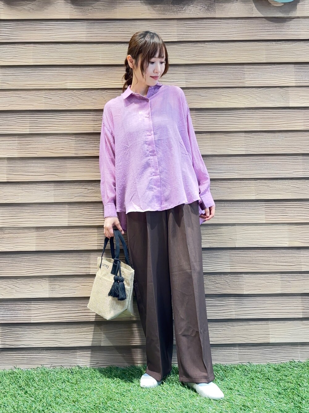 ピンク系のシャツ/ブラウス、ブラウン系のその他パンツ、ベージュ系のパンプスを着用したレディースの春コーディネートの1枚目の写真