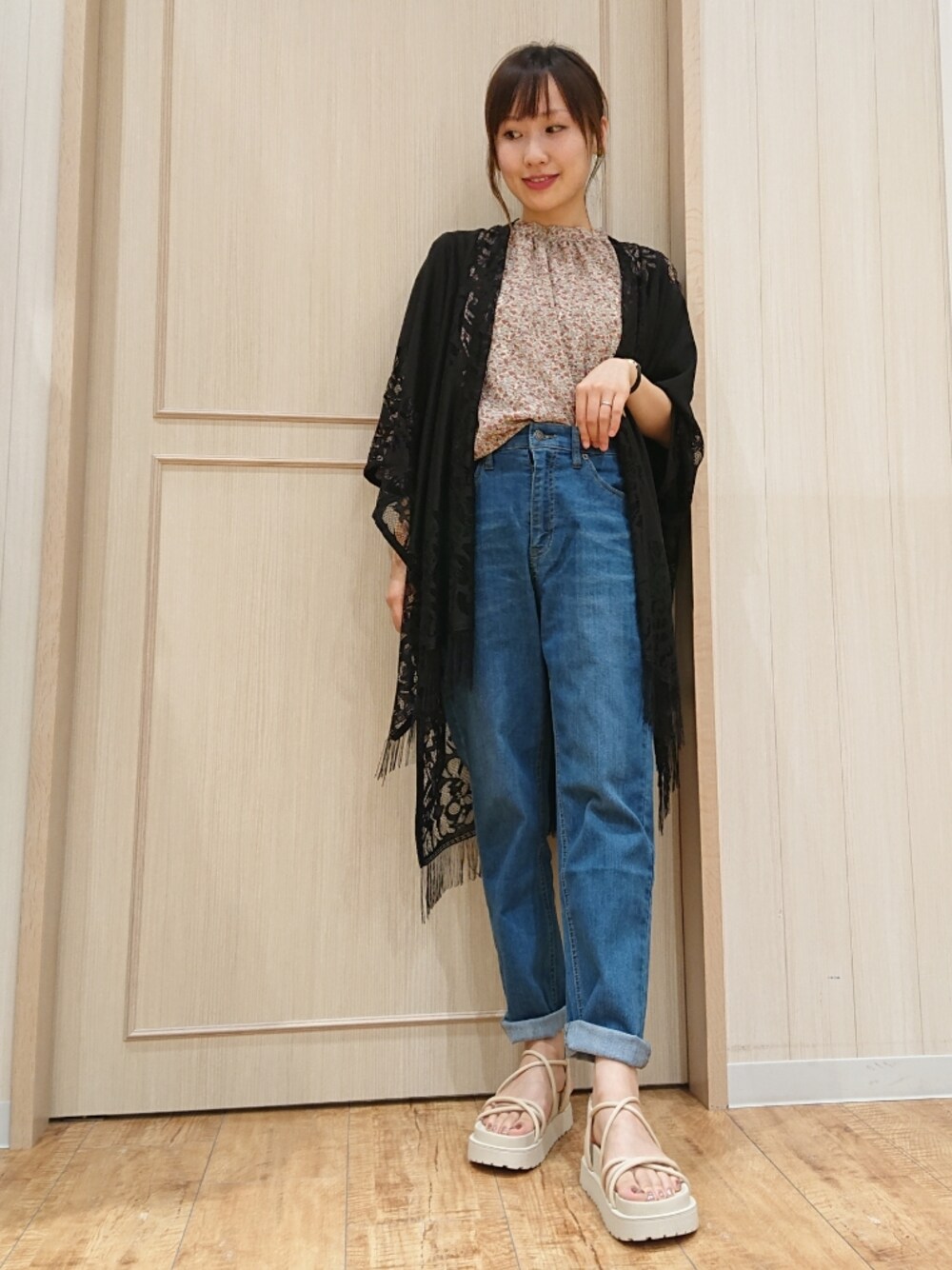 ブルー系のその他パンツ、ホワイト系のサンダル、イエロー系のシャツ/ブラウスを着用したレディースの夏コーディネートの1枚目の写真