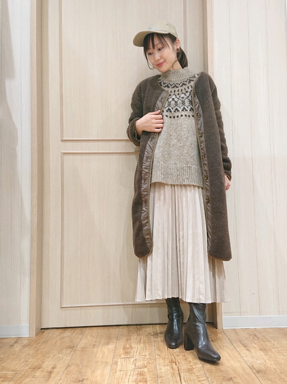 「シューラルー、冬コーデ、シンプルコーデ、お洒落さんとつながりたい、ラクチンコーデ、冬アウター、カジュアルコーデ」｜「SHOO・LA・RUEのフェザーヤーンミックス求心ニット（ニット/セーター、イエロー系）」を使った、himiさん（レディース・160cm）の冬コーディネートの1枚目の写真