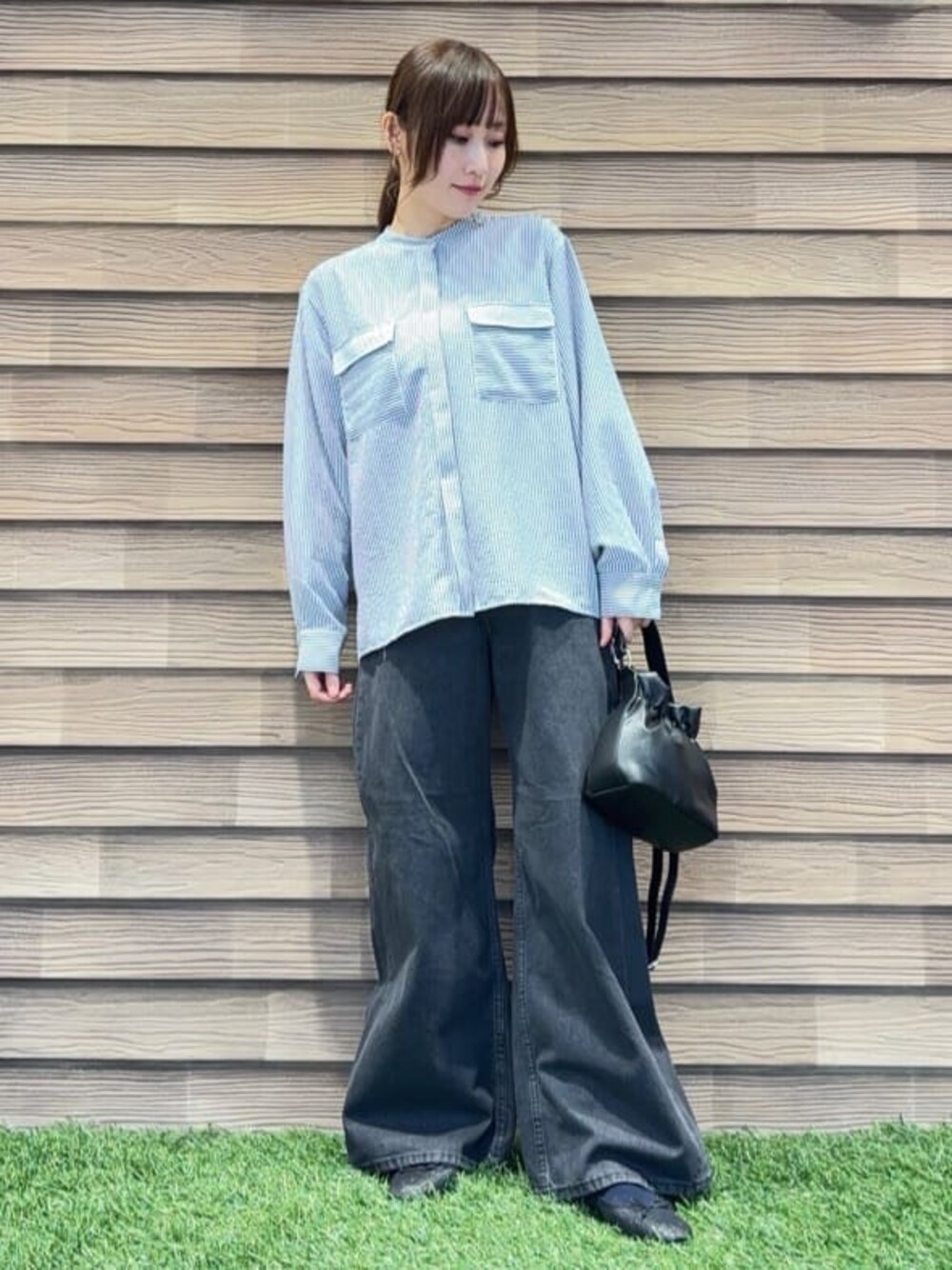 ブルー系のシャツ/ブラウス、ブラック系のデニムパンツ、ブラック系のその他シューズを着用したレディースの冬コーディネートの1枚目の写真