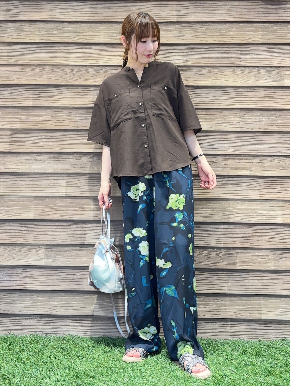 ブルー系のその他パンツ、ブラウン系のサンダル、ベージュ系のショルダーバッグを着用したレディースの夏コーディネートの1枚目の写真