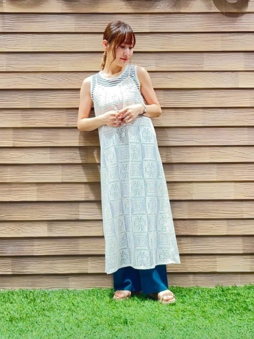 ホワイト系のワンピース、グリーン系のその他パンツ、ベージュ系のサンダルを着用したレディースの夏コーディネートの1枚目の写真