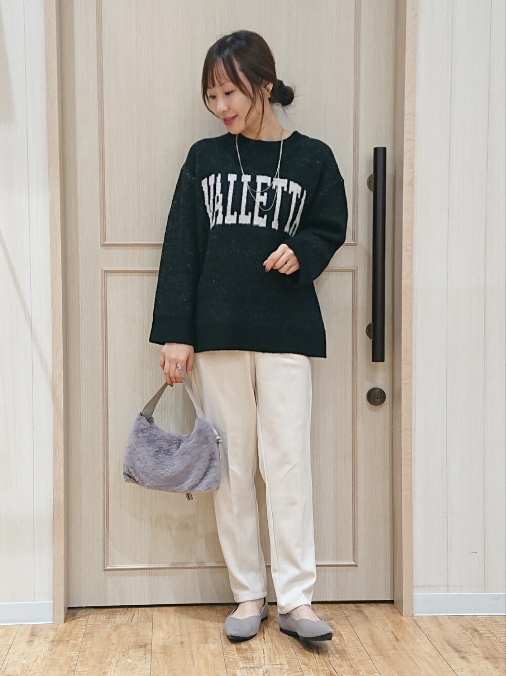 「シューラルー、秋服コーデ、ママコーデ、今日のコーデ、ラクチンコーデ、ニット、ファー小物、ロゴ、ロゴニット、大人カジュアル」｜「SHOO・LA・RUEの【きれい叶えるパンツ/SHOO WARM】コーデュロイ イージーテーパードパンツ（その他パンツ、ホワイト系）」を使った、himiさん（レディース・160cm）の秋コーディネートの1枚目の写真