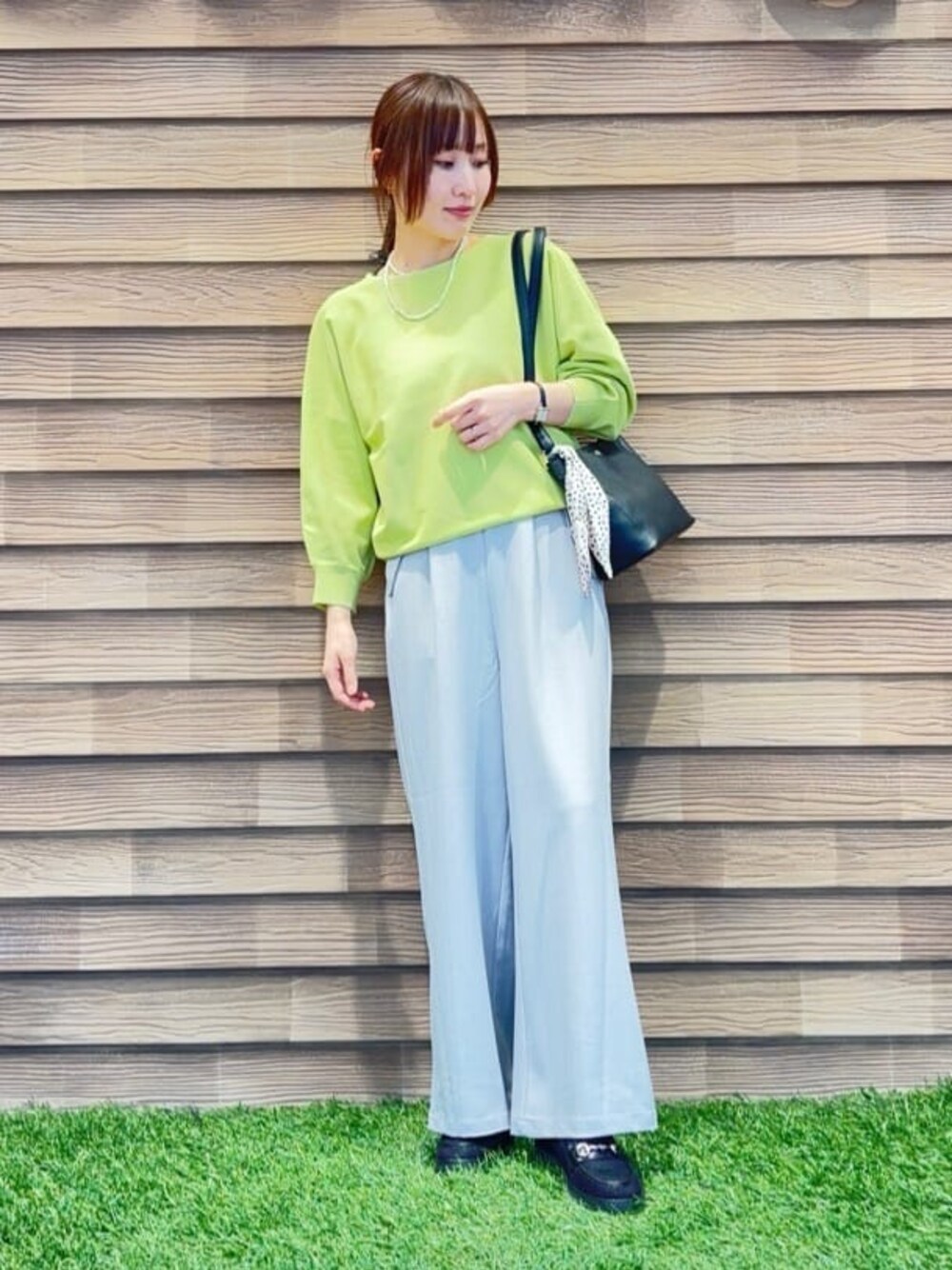 グリーン系のニット/セーター、グレー系のその他パンツ、ブラック系のパンプスを着用したレディースの春コーディネートの1枚目の写真