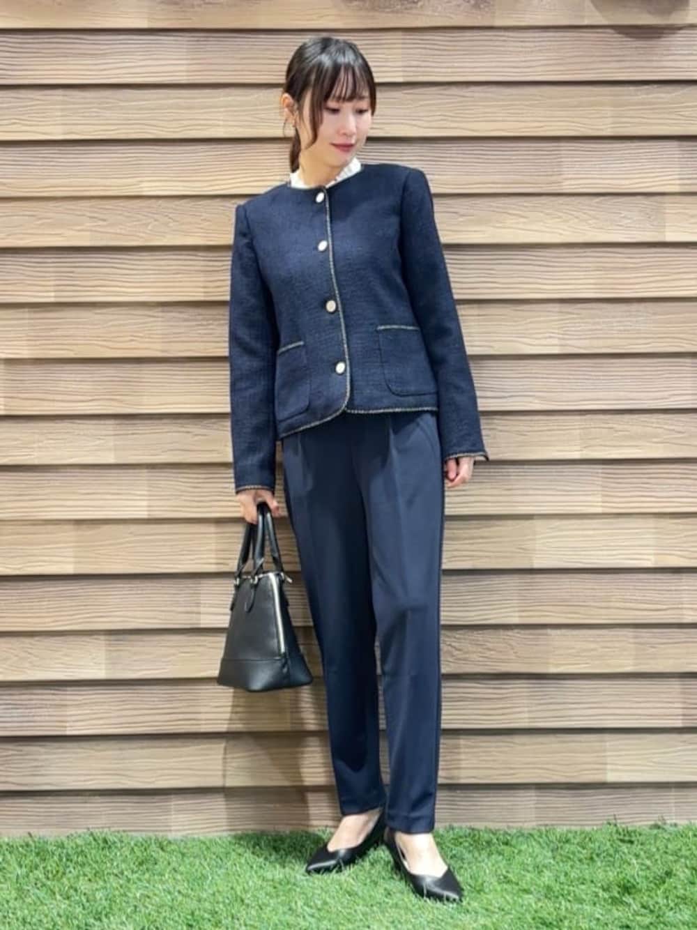 ブルー系のノーカラージャケット、ホワイト系のシャツ/ブラウス、ブルー系のその他パンツを着用したレディースの冬コーディネートの1枚目の写真