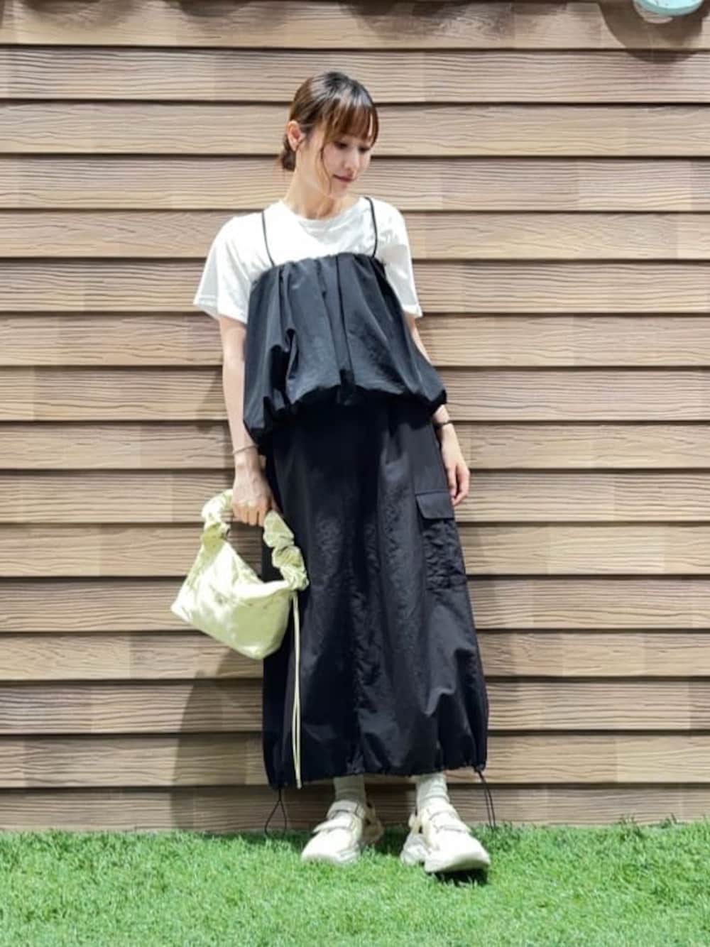 ブラック系のその他トップス、ブラック系のスカート、イエロー系のショルダーバッグを着用したレディースの夏コーディネートの1枚目の写真