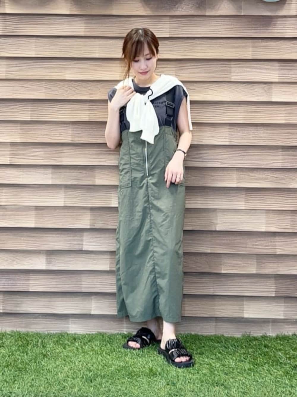 ホワイト系のカーディガン/ボレロ、グレー系のTシャツ/カットソー、グリーン系のワンピースを着用したレディースの夏コーディネートの1枚目の写真
