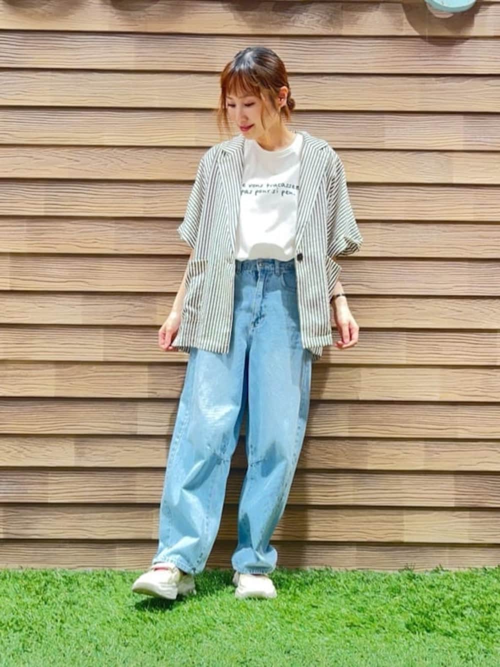 ブルー系のテーラードジャケット、ホワイト系のTシャツ/カットソー、ブルー系のデニムパンツを着用したレディースの春コーディネートの1枚目の写真