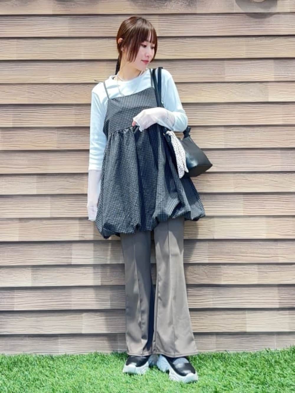グレー系のチュニック、ホワイト系のTシャツ/カットソー、ブラウン系のその他パンツを着用したレディースの春コーディネートの1枚目の写真