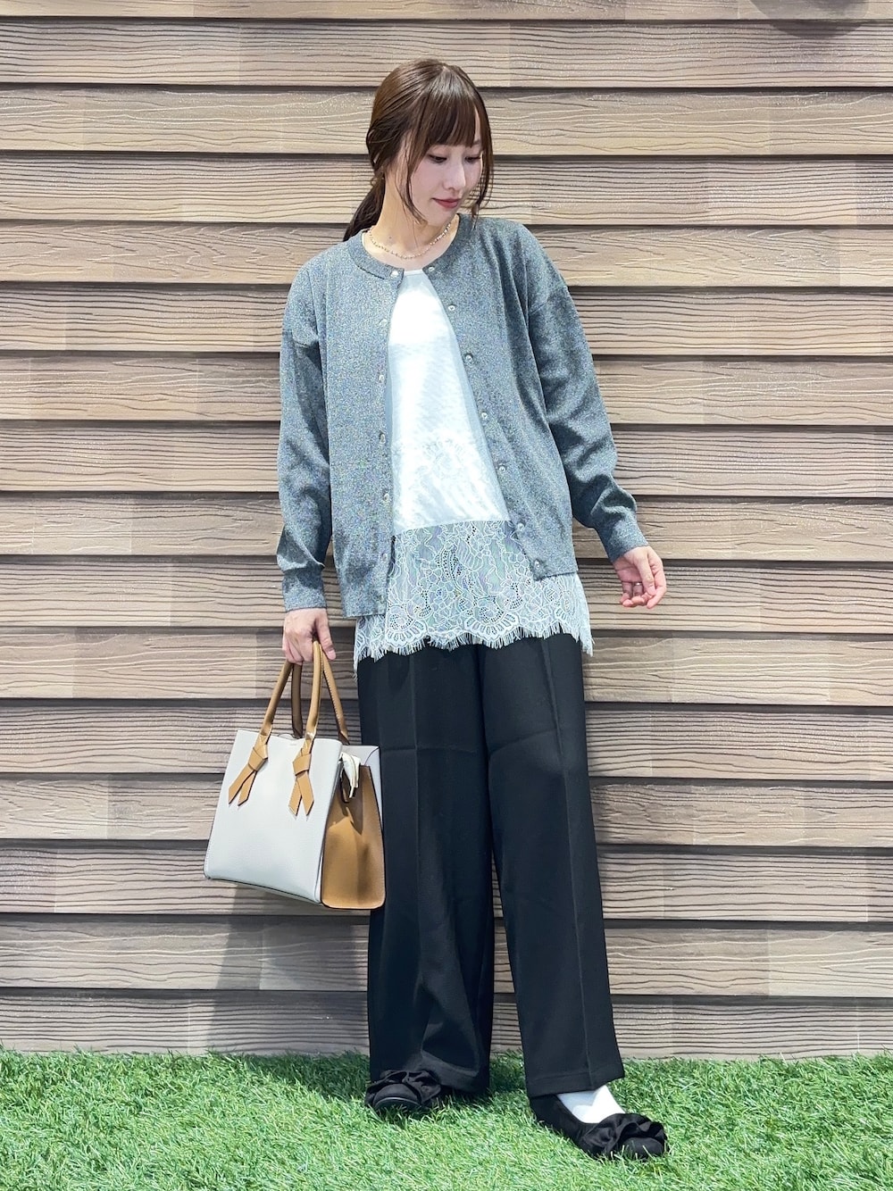 グレー系のカーディガン/ボレロ、ホワイト系のタンクトップ、ブラック系のその他パンツを着用したレディースの秋コーディネートの1枚目の写真