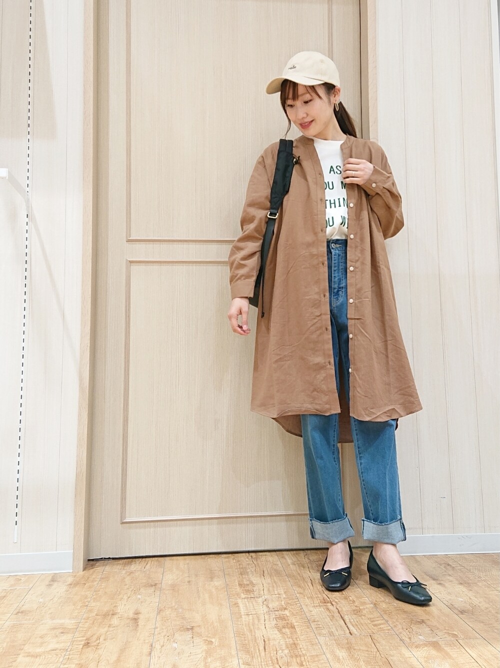 「シューラルー、カジュアルコーデ、春カラー、はじめましてコーデ、クリアバッグ、ブラック」｜「SHOO・LA・RUEのUSAコットンプリントロンT【藤本美貴さん着用商品】（Tシャツ/カットソー、ホワイト系）」を使った、himiさん（レディース・160cm）の春コーディネートの1枚目の写真