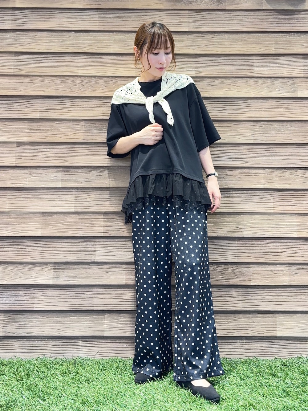 ブラック系のTシャツ/カットソー、ブラック系のその他パンツ、ブラック系のパンプスを着用したレディースの夏コーディネートの1枚目の写真