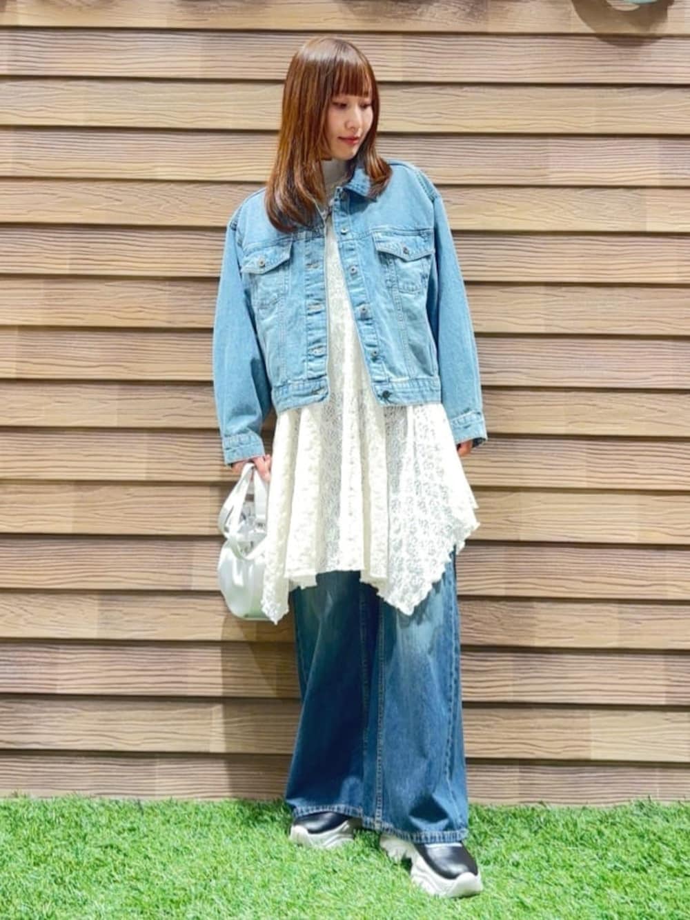 ブルー系のデニムジャケット、ホワイト系のTシャツ/カットソー、ホワイト系のチュニックを着用したレディースの春コーディネートの1枚目の写真