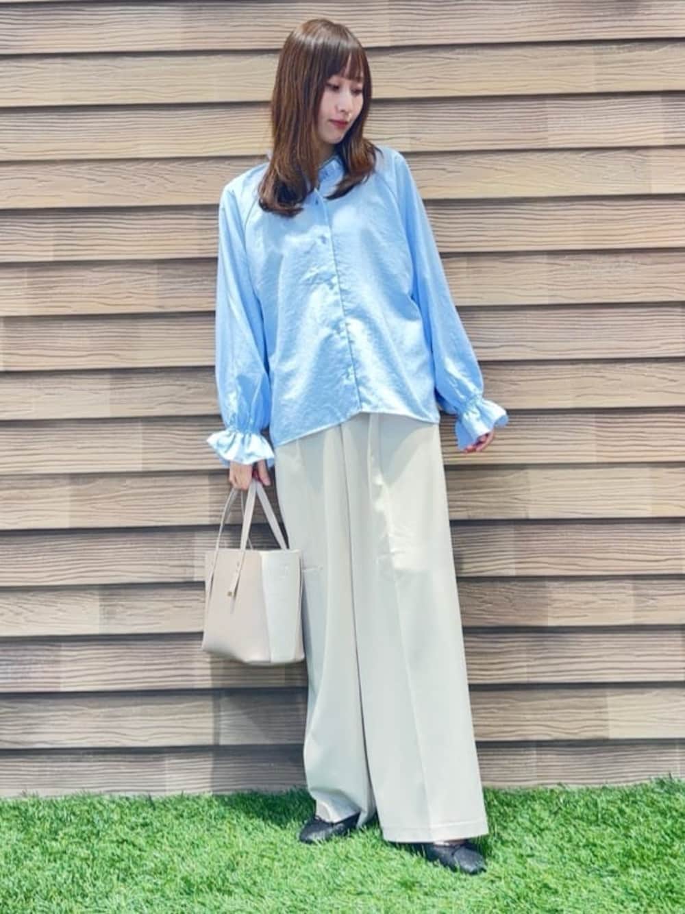 ブルー系のシャツ/ブラウス、ベージュ系のその他パンツ、ブラック系のその他シューズを着用したレディースの春コーディネートの1枚目の写真