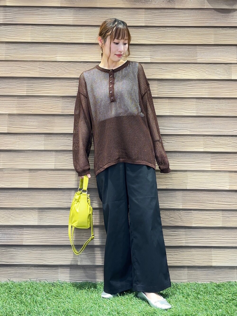 ブラック系のその他パンツ、イエロー系のショルダーバッグを着用したレディースの夏コーディネートの1枚目の写真