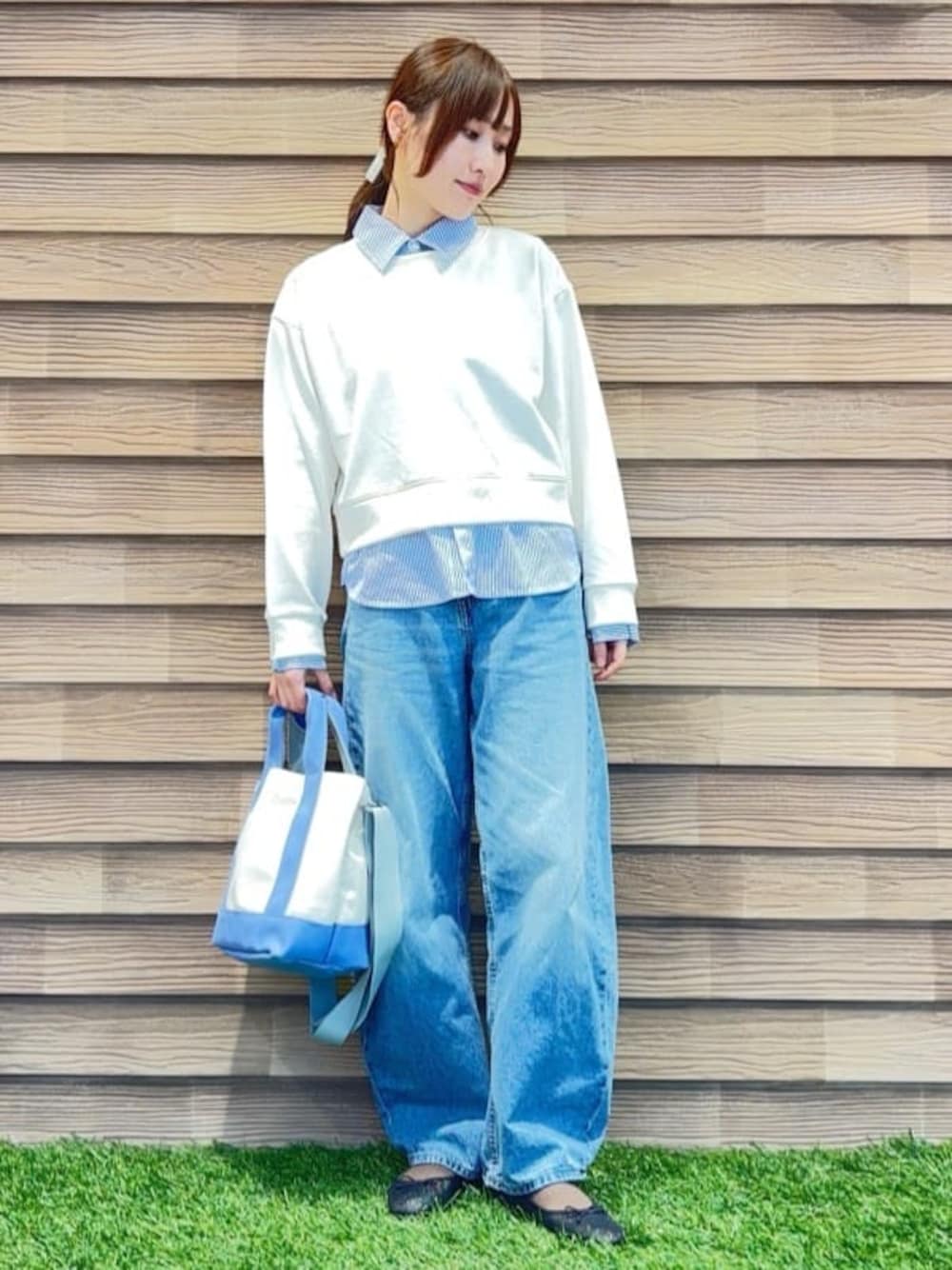 ホワイト系のスウェット、ブルー系のデニムパンツ、ブラック系のその他シューズを着用したレディースの冬コーディネートの1枚目の写真