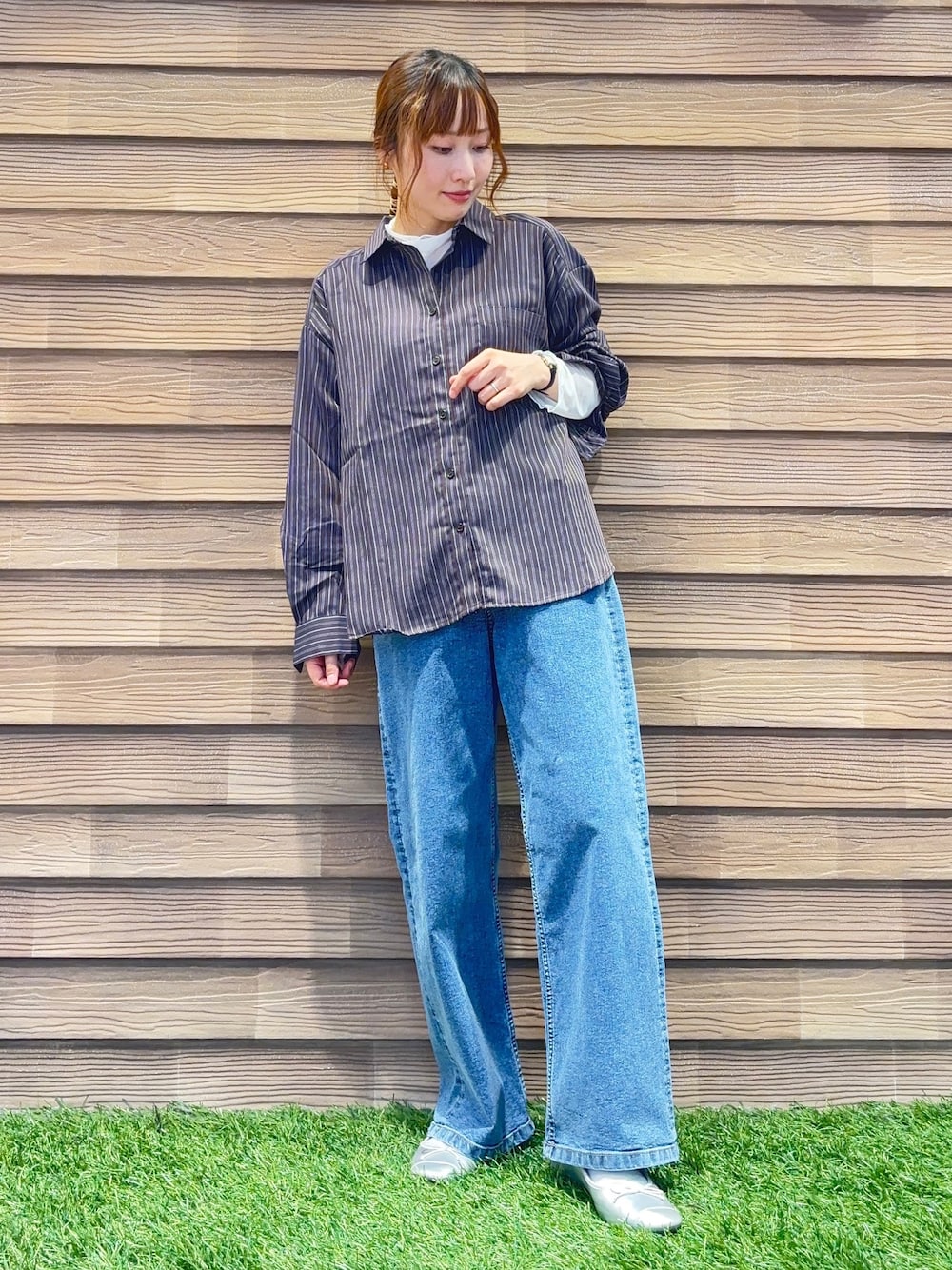 ブラウン系のシャツ/ブラウス、ホワイト系のTシャツ/カットソー、ブルー系のデニムパンツを着用したレディースの秋コーディネートの1枚目の写真