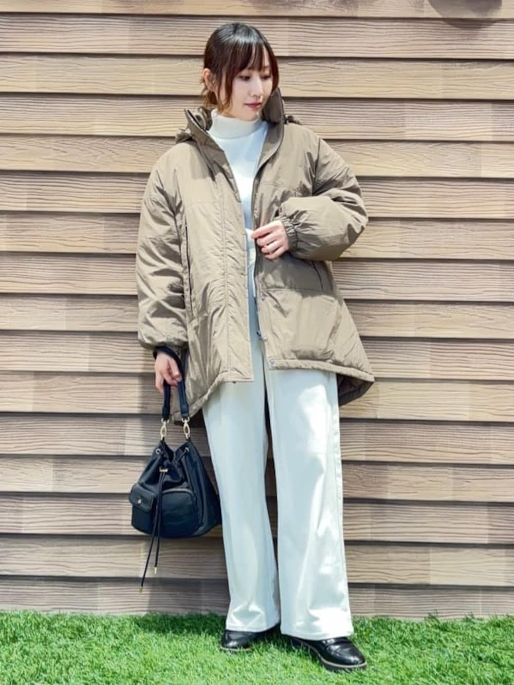 ブラウン系のその他アウター、ホワイト系のニット/セーター、ホワイト系のその他パンツを着用したレディースの秋コーディネートの1枚目の写真