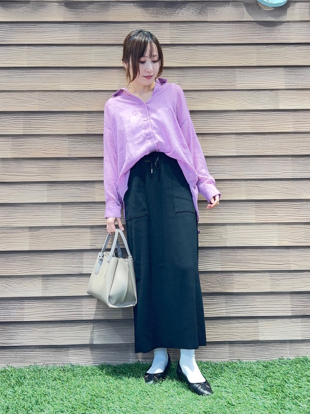 ピンク系のシャツ/ブラウス、ブラウン系のトートバッグ、ホワイト系のタンクトップを着用したレディースの春コーディネートの1枚目の写真