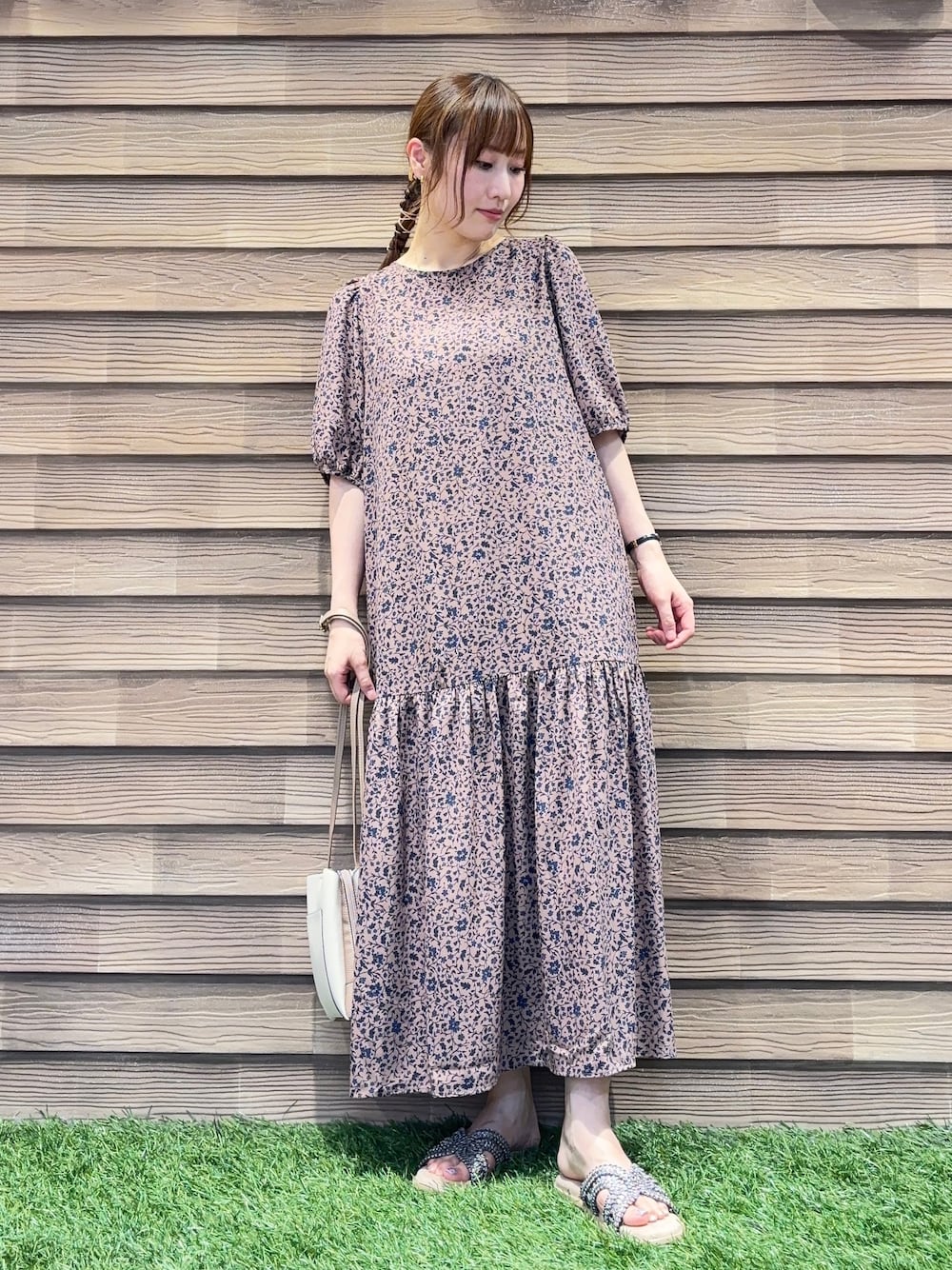 ブラウン系のワンピース、ブラウン系のサンダル、ベージュ系のショルダーバッグを着用したレディースの夏コーディネートの1枚目の写真