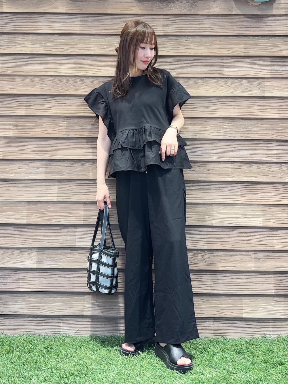 ブラック系のその他パンツ、ブラック系のサンダル、ブラック系のトートバッグを着用したレディースの夏コーディネートの1枚目の写真