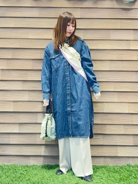 「SHOO・LA・RUE（シューラルー）の【ライトオンスデニム/S-LL/体型カバー】首元すっきり ワンピにもなるロングデニムシャツ（ワンピース、ブルー系）」を使った、himiさん（レディース・160cm）の春コーディネート