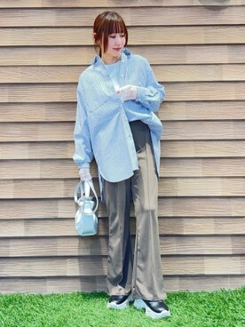 「SHOO・LA・RUE（シューラルー）の【体型カバー】バックギャザーで魅せる オーバーサイズシャツ（シャツ/ブラウス、ブルー系）」を使った、himiさん（レディース・160cm）の春コーディネート