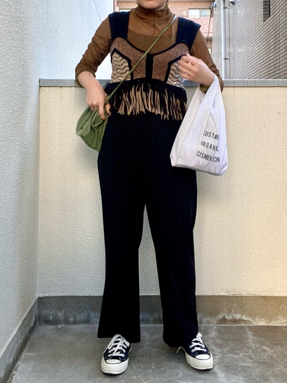「秋コーデ、ニットベスト、ブラウン、ビスチェ、CT70s、Chuck Taylor、スニーカーコーデ、だから秋服が好き、レイヤードスタイル、低身長、着回しコーデ、シースルー、秋のコーデ、converse、オトナ女子」｜「Opinion korean townの2way Gather Bag（ショルダーバッグ、グリーン系）」を使った、takeme121さん（レディース・156cm）の秋コーディネートの1枚目の写真