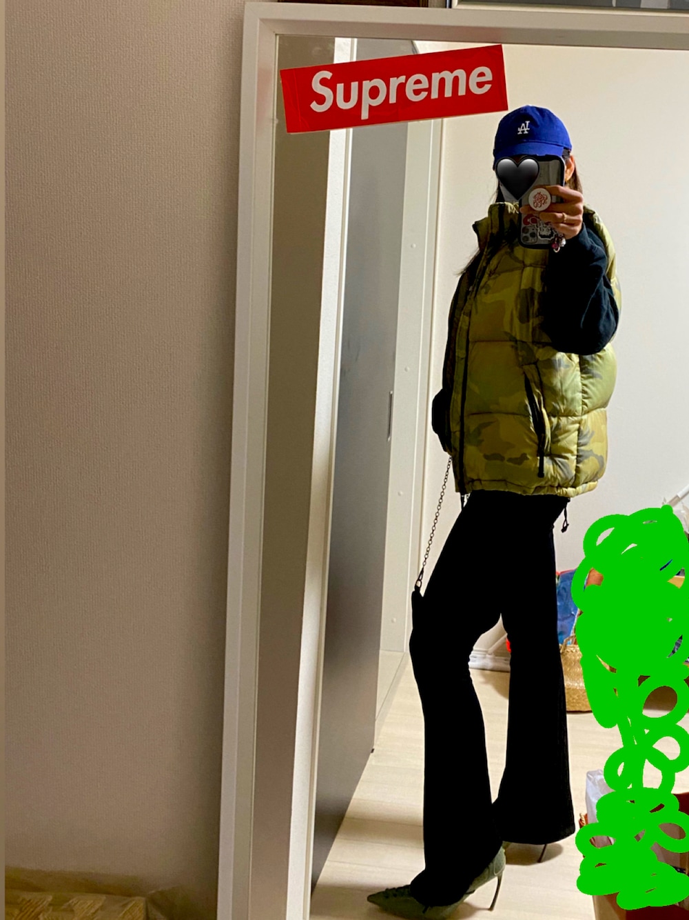 「ダウンベスト、パンツスタイル、高身長女子」｜「THE NORTH FACEのアイテム（ダウンベスト、グリーン系）」を使った、riiikaさん（レディース・168cm）の冬コーディネートの1枚目の写真