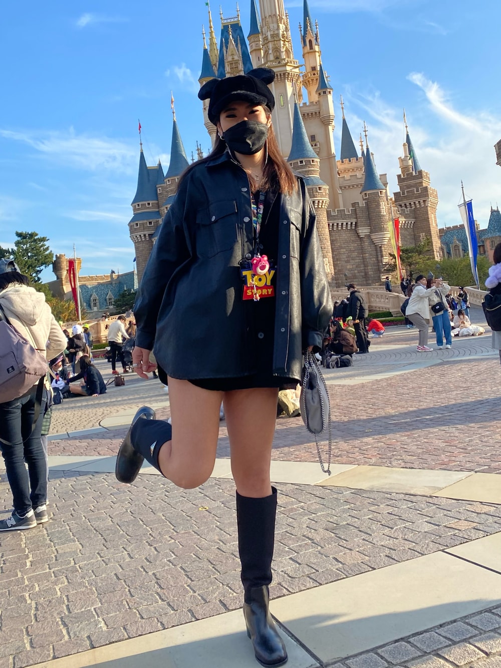 「大人カジュアル、ミニバッグ、ロングブーツ、ディズニーコーデ」｜「SHAGGIEのアイテム（ライダースジャケット、ブラック系）」を使った、riiikaさん（レディース・168cm）の冬コーディネートの1枚目の写真