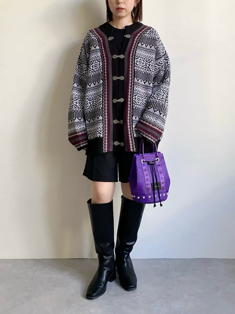 「カーディガン、パール、ロングブーツ、大人カジュアル、柄ニット、巾着バッグ、きれいめカジュアル、今日のコーデ、秋冬コーデ、ootd、骨格ウェーブ」｜「JEANASISのチロルカーディガン/169183（カーディガン/ボレロ、パープル系）」を使った、nanbaさん（骨格ウェーブ・レディース・156cm）の冬コーディネートの1枚目の写真