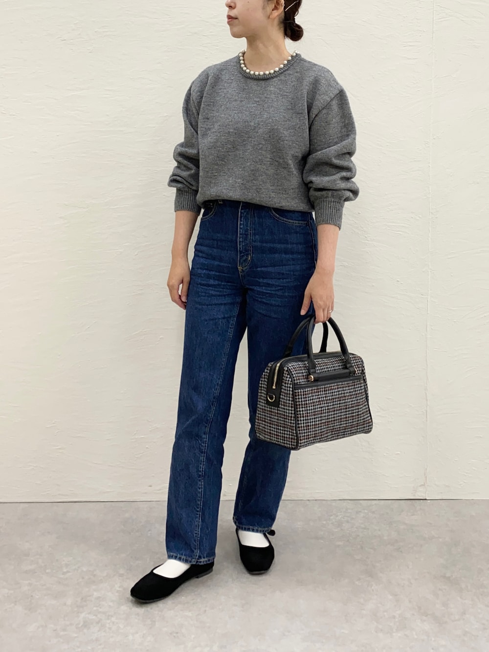 「チェック、ニット、デニム、プチプラ、きれいめカジュアル、ootd、パンツコーデ、低身長コーデ、今日のコーデ、オトナカジュアル」｜「Te chichi TERRASSEのパールネックニット（ニット/セーター、グレー系）」を使った、nanbaさん（骨格ウェーブ・レディース・156cm）の冬コーディネートの1枚目の写真