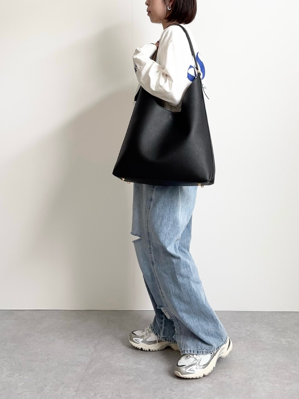 「ショルダーバッグ、白Tシャツ、スニーカー、デニム、プチプラ、オトナカジュアル、今日のコーデ、骨格ウェーブ、シンプルコーデ、カジュアル、ワンショルダーバッグ」｜「MIAN のワンショルダーバッグ（ショルダーバッグ、ブラック系）」を使った、nanbaさん（レディース・156cm）の春コーディネートの1枚目の写真