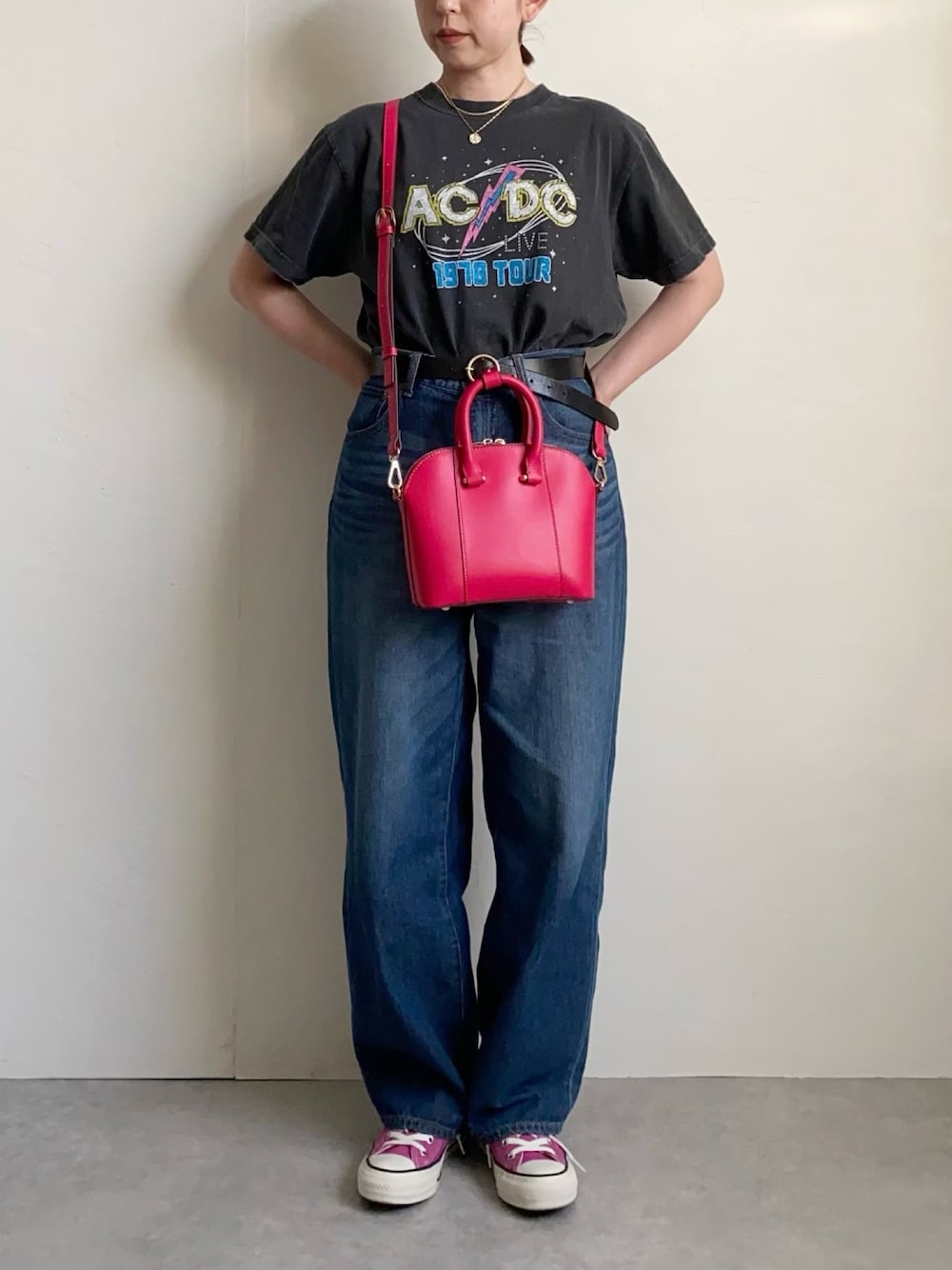 「スニーカー、カジュアル、ピンク、大人カジュアル、デニムパンツ、差し色、シンプルコーデ、ロックT、春夏コーデ、今日のコーデ」｜「JOURNAL STANDARD relumeの《追加2》【GOOD ROCK SPEED/グッドロックスピード】ロックTEE（Tシャツ/カットソー、ブラック系）」を使った、nanbaさん（骨格ウェーブ・レディース・156cm）の春コーディネートの1枚目の写真