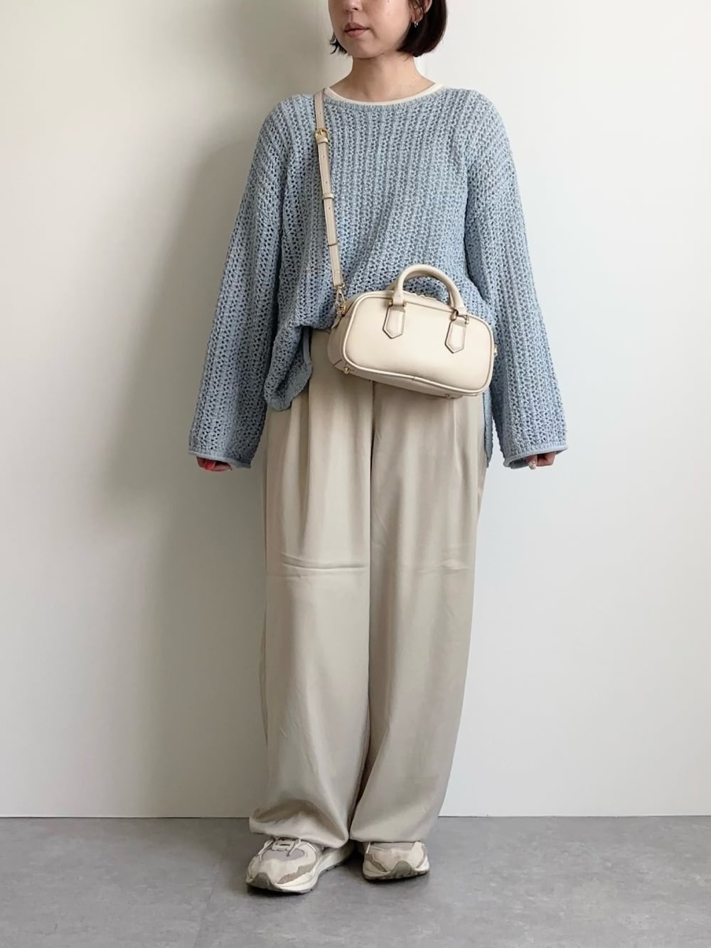 「ワイドパンツ、春夏コーデ、オトナカジュアル、シンプルスタイル、キレイめカジュアル、150cm台コーデ、大人ファッション、シアー、サテンパンツ、今日のコーデ、骨格ウェーブ、メッシュニット、ボストンバッグ、スクエアバッグ」｜「MIAN のスクエアミニボストンバッグ（ボストンバッグ、ホワイト系）」を使った、nanbaさん（レディース・156cm）の春コーディネートの1枚目の写真