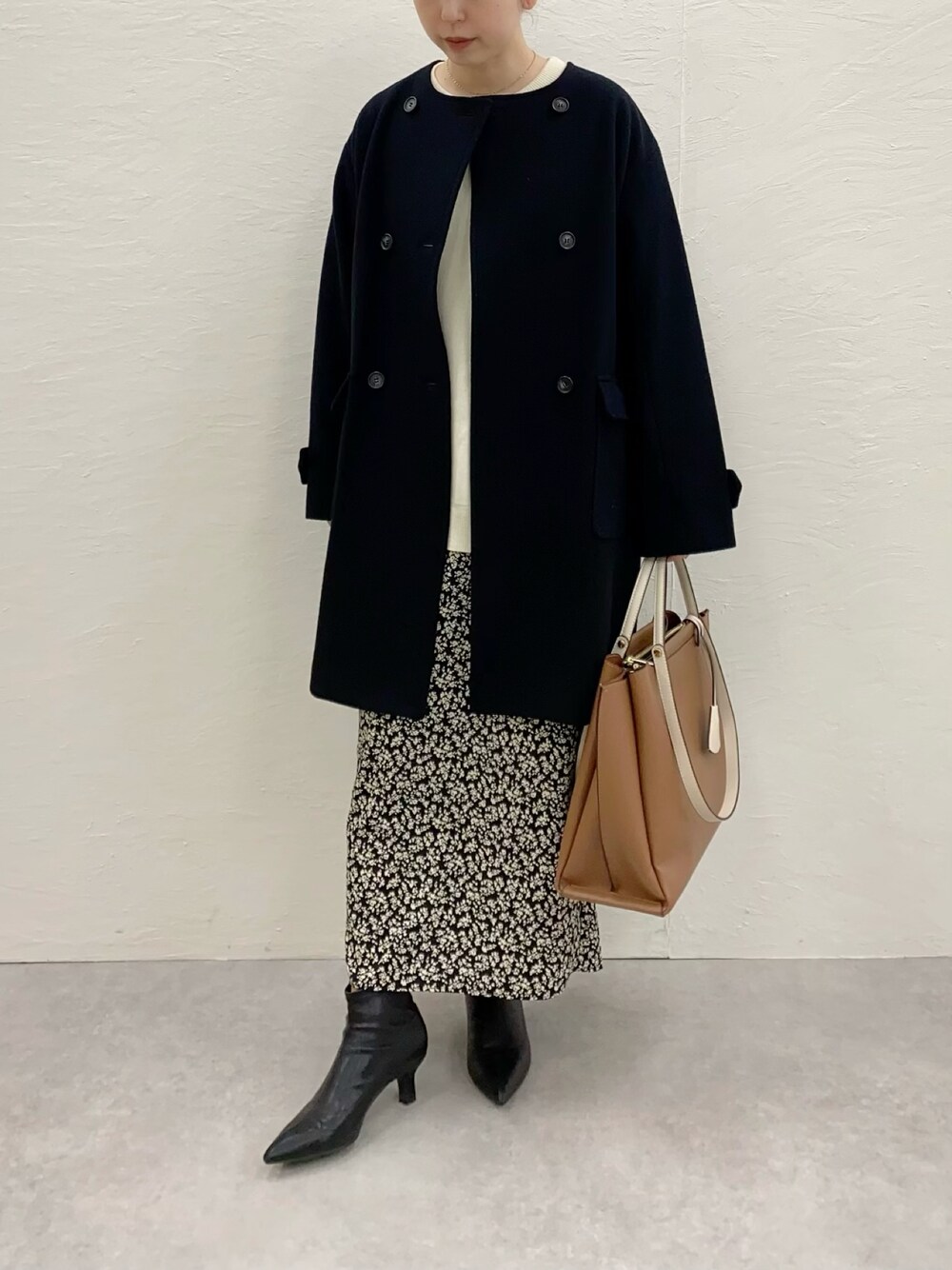 「花柄、ショートブーツ、ノーカラーコート、キレイめ、冬、ootd、通勤コーデ、着回しコーデ、秋冬コーデ、お洒落さんとつながりたい」｜「JOURNAL STANDARD relumeの尾州ウールクルーネックダブルブレストコート（ノーカラーコート、ブラック系）」を使った、nanbaさん（骨格ウェーブ・レディース・156cm）の冬コーディネートの1枚目の写真
