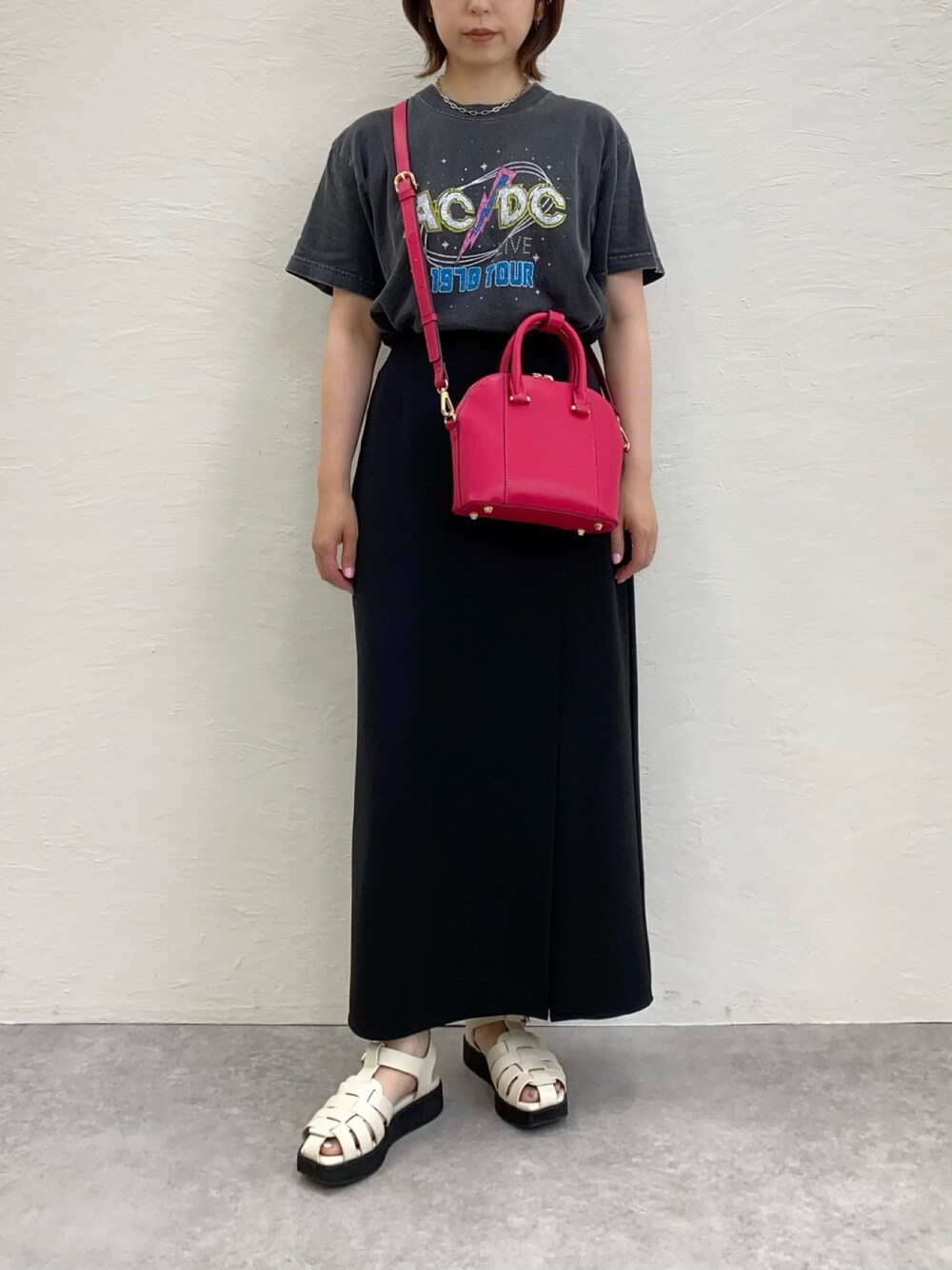 「ロゴT、ピンク、大人カジュアル、差し色、プチプラコーデ、ロックT、カジュアルコーデ、夏服、今日のコーデ、グルカサンダル、骨格ウェーブ、ootd、夏コーデ」｜「JOURNAL STANDARD relumeの《追加2》【GOOD ROCK SPEED/グッドロックスピード】ロックTEE（Tシャツ/カットソー、ブラック系）」を使った、nanbaさん（骨格ウェーブ・レディース・156cm）の夏コーディネートの1枚目の写真