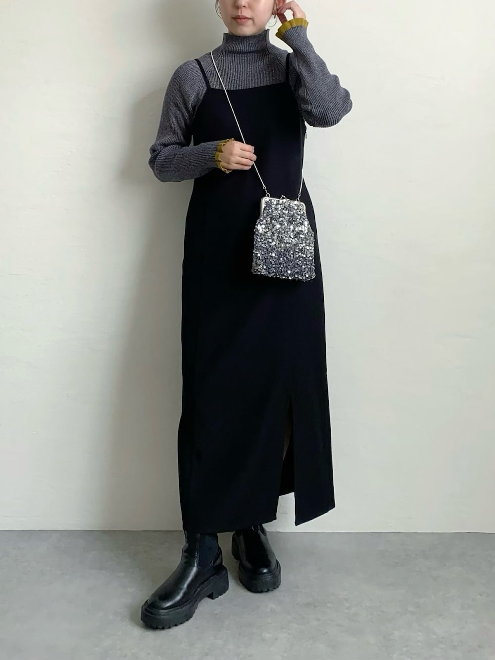 「シルバー、きれいめカジュアル、春、スパンコール、大人可愛い、キャミワンピ、今日のコーデ、おでかけコーデ、オトナ女子、春のNewスタイル、プチプラ、ootd、骨格ウェーブ」｜「FREE'S MARTの◆フロントスリットナローキャミジャンパースカート（ジャンパースカート、ブラック系）」を使った、nanbaさん（骨格ウェーブ・レディース・156cm）の春コーディネートの1枚目の写真