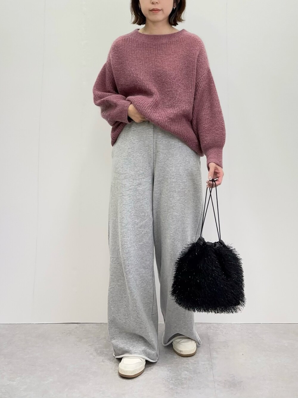 「スウェットパンツ、スニーカー、ニット、ラフ、リラックススタイル、シンプルコーデ、フリンジバッグ、今日のコーデ、オトナカジュアル、オトナ女子、骨格ウェーブ、ootd」｜「SLOBE IENAのパフスリーブアゼニットプルオーバー◆（ニット/セーター、ピンク系）」を使った、nanbaさん（骨格ウェーブ・レディース・156cm）の冬コーディネートの1枚目の写真